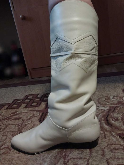 Продам нові сапоги шкіряні, бежеві