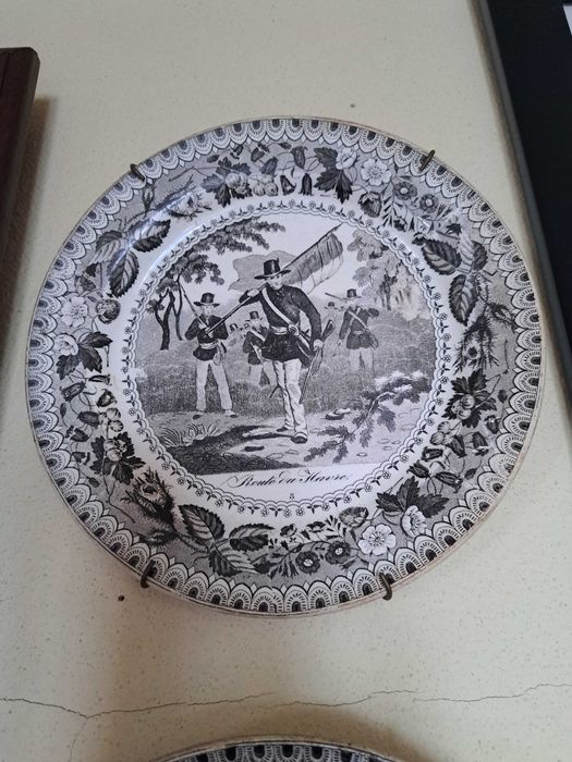 Conjunto de 7 pratos antigos sobre a revolução fran