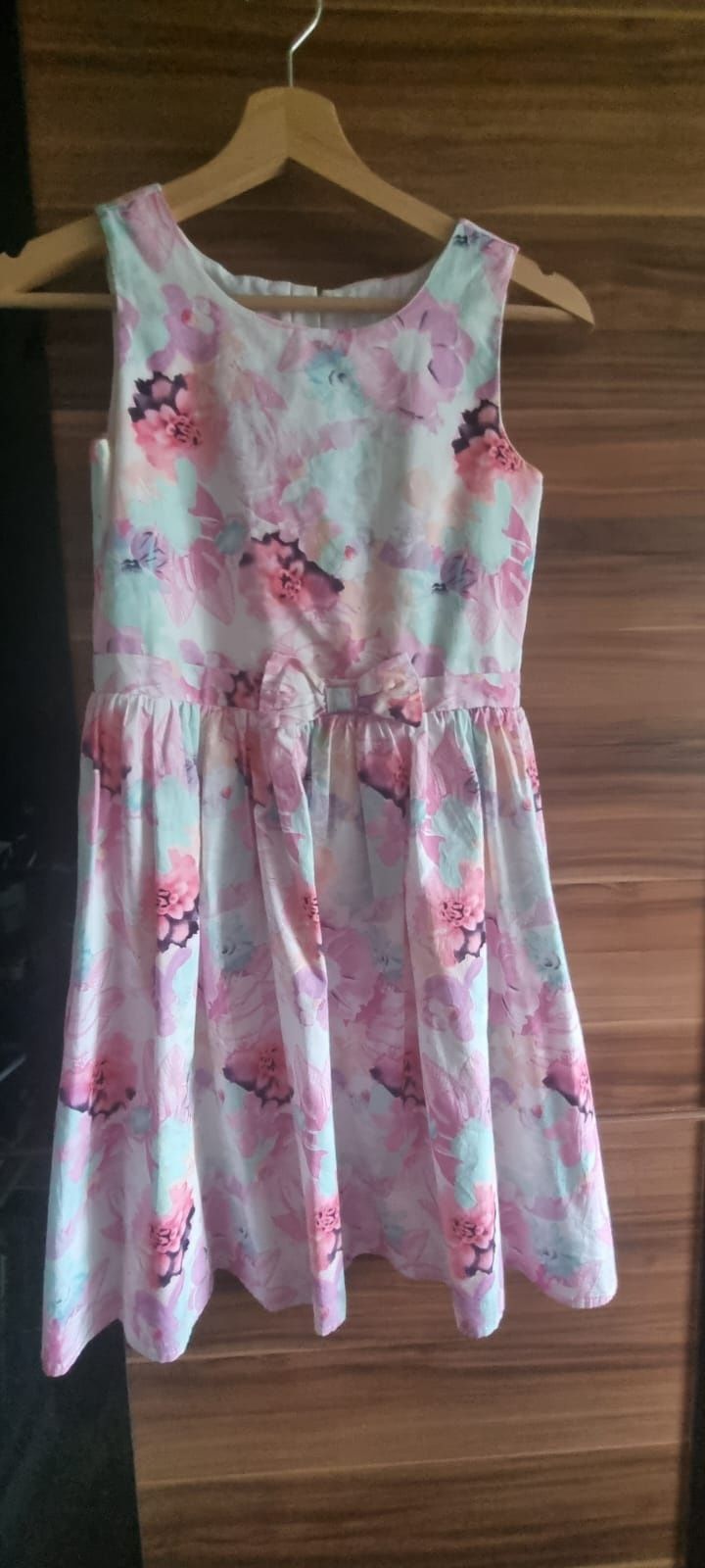 Różowa sukienka dziewczęca Coolclub Smyk rozmiar 146 kwiaty elegancka