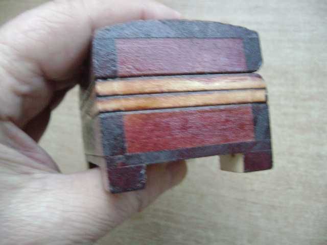 Starocie z PRL - Biskupin = Szkatułka drewniana miniaturowa