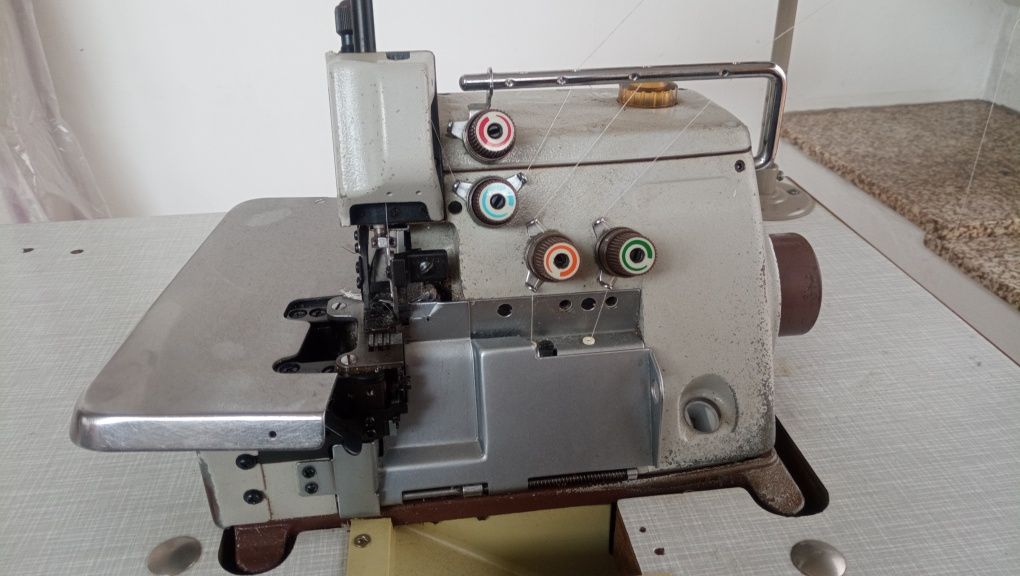 Máquina costura corta e cose Brother monofásica