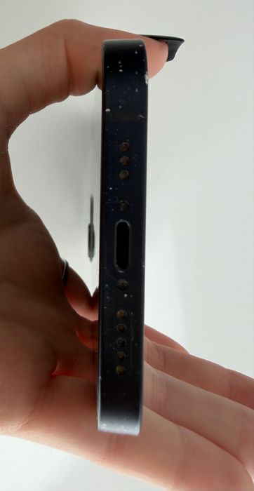 iPhone 12 com 128 gb em bom estado. existem pequenos arranhões.