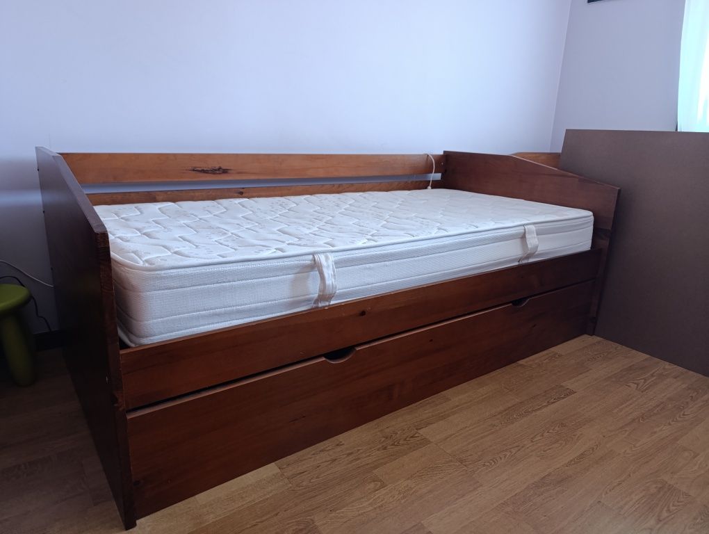 Cama solteiro com arrumação