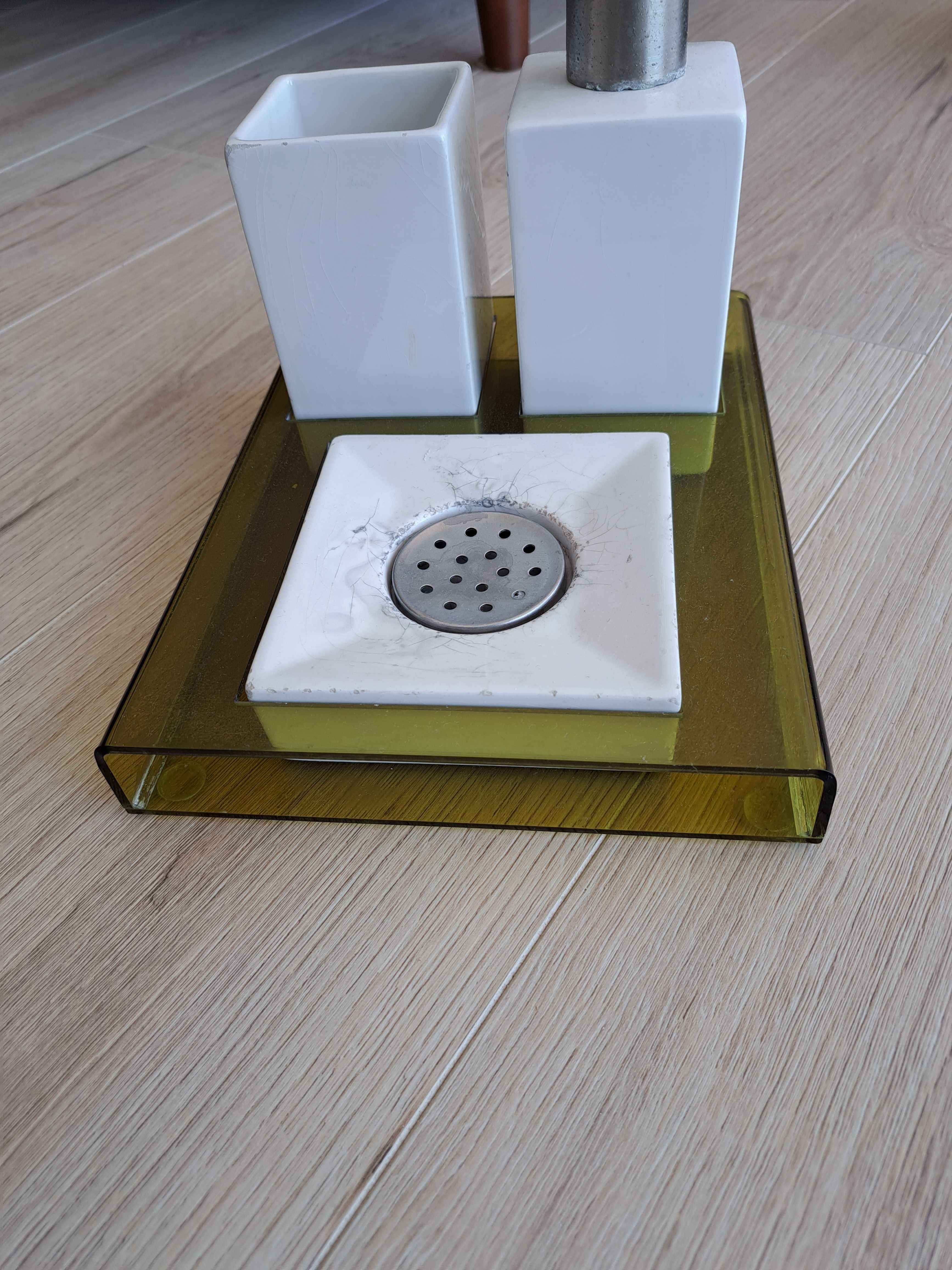 Conjunto saboneteira e copo com tabuleiro