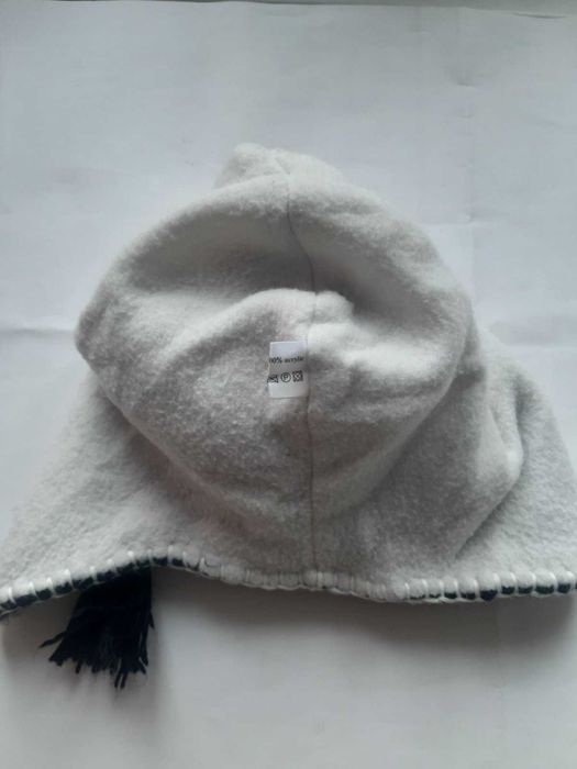 Шапка жіноча молодіжна в'язана чорна з білим орнаментом