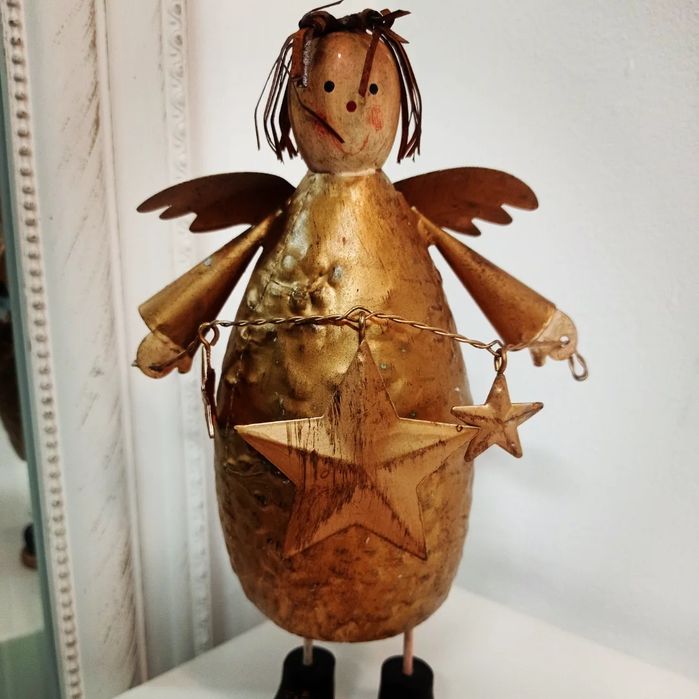 Metalowy aniołek świąteczny