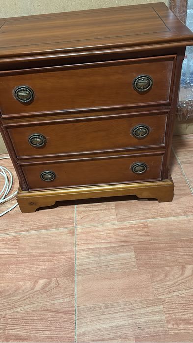 Mesinha de cabeceira de madeira