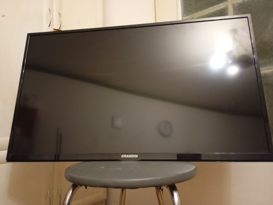 Telewizor GRANDIN model LD40VSU40 uszkodzony