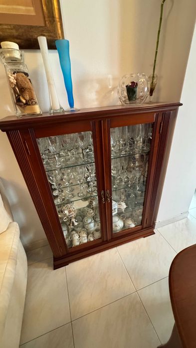 Cristaleira em cerejeira com 2 portas e 4 prateleiras