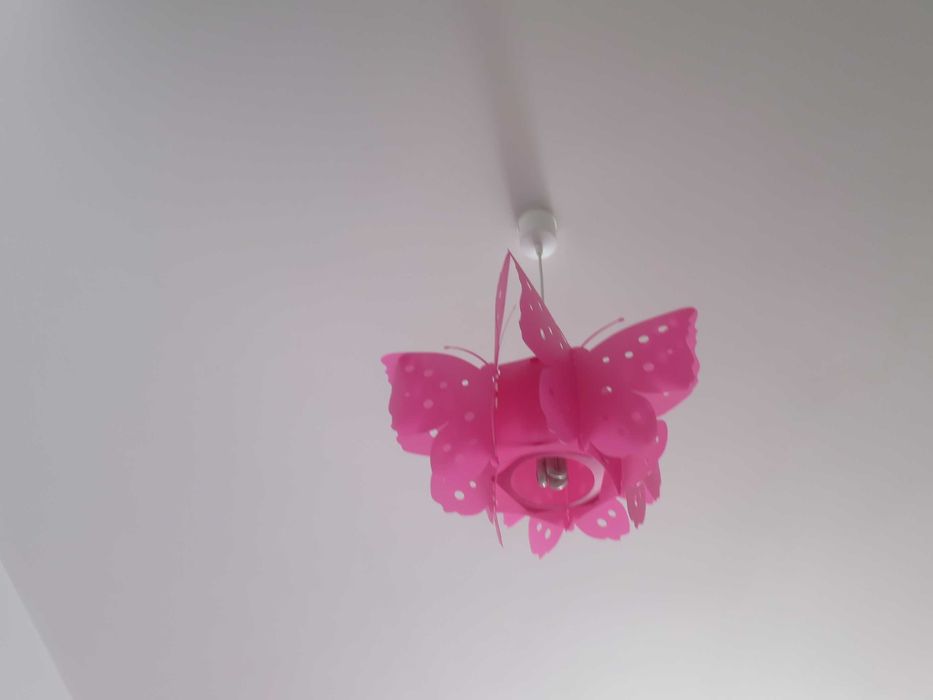 Candeeiro de quarto de criança com borboletas