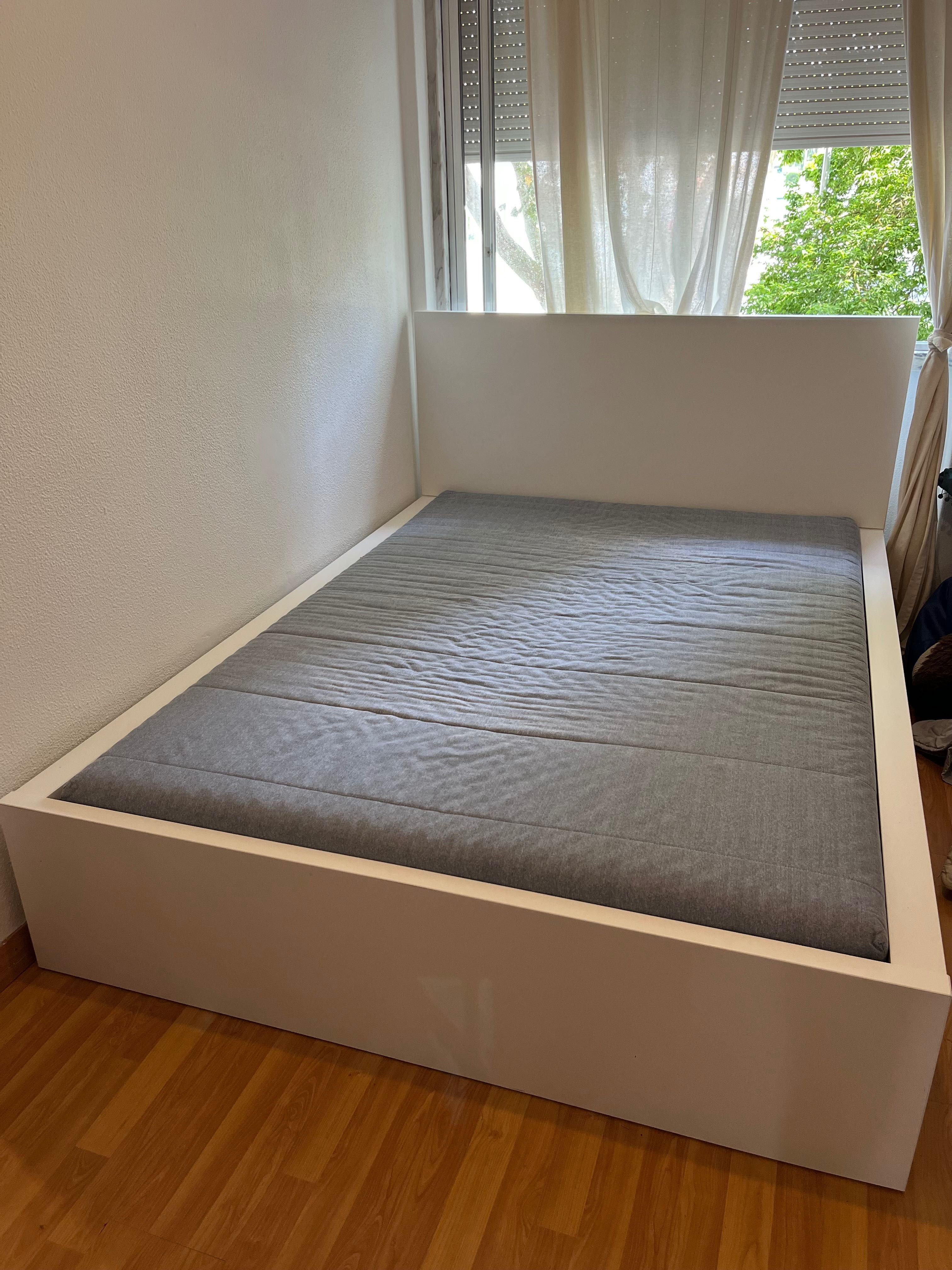 Cama de casal com estrado