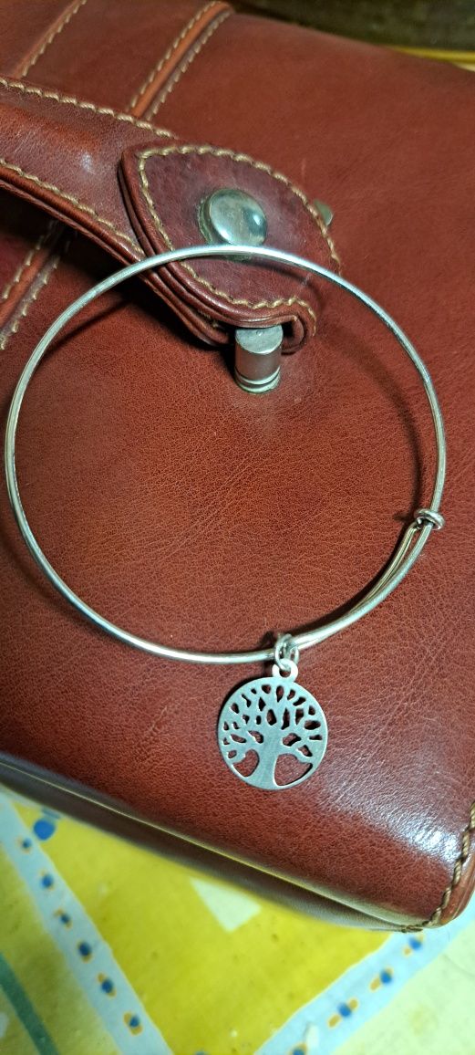 Pulseiras escravas em prata contrastada.