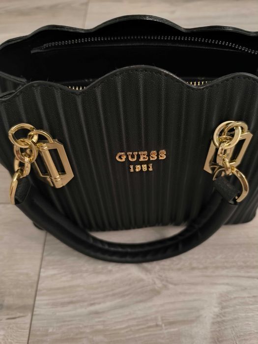 Torebka czarna mała nowa Guess