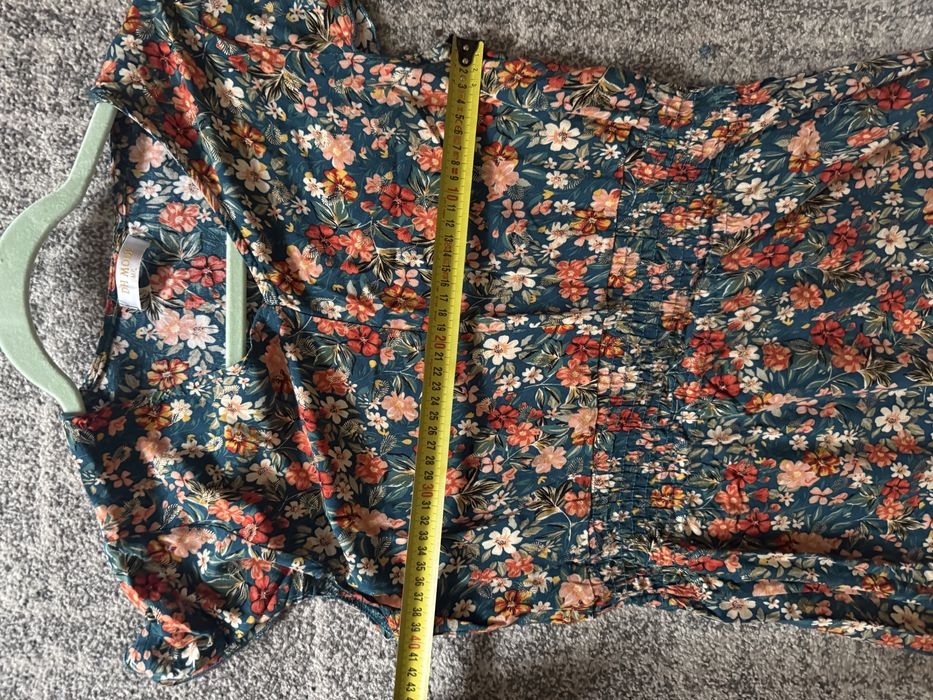 Długa sukienka w kwiaty wzorzysta błyszcząca na imprezę do pracy