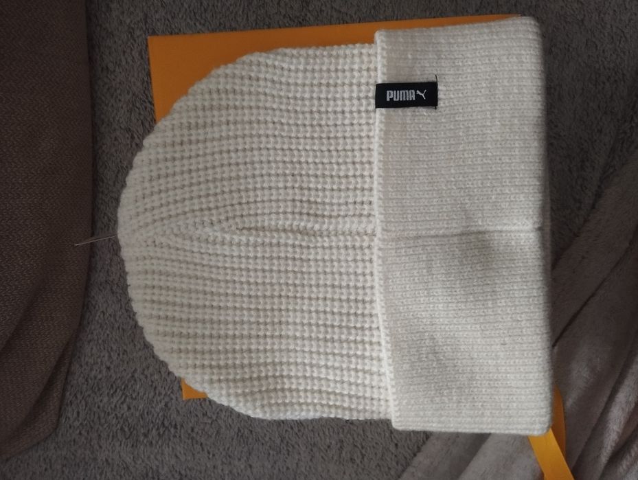 Czapka jesienna puma cat z metalowym znaczkiem