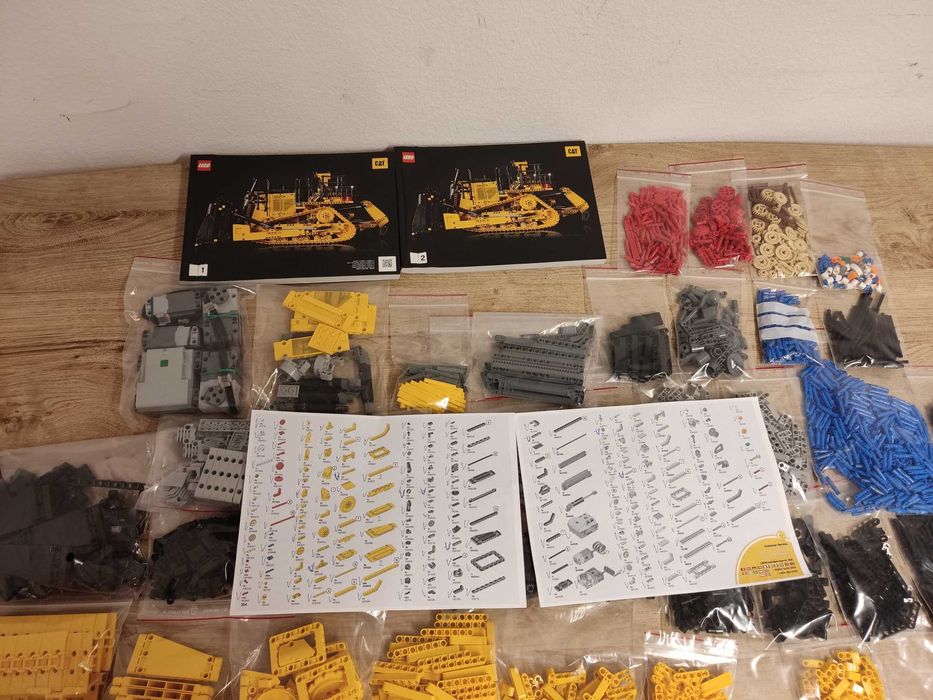 Lego ® Technic ® Sterowany przez aplikację buldożer Cat® D11