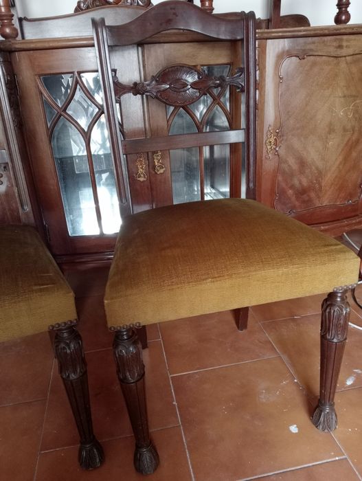 Cadeiras estofadas, clássicas