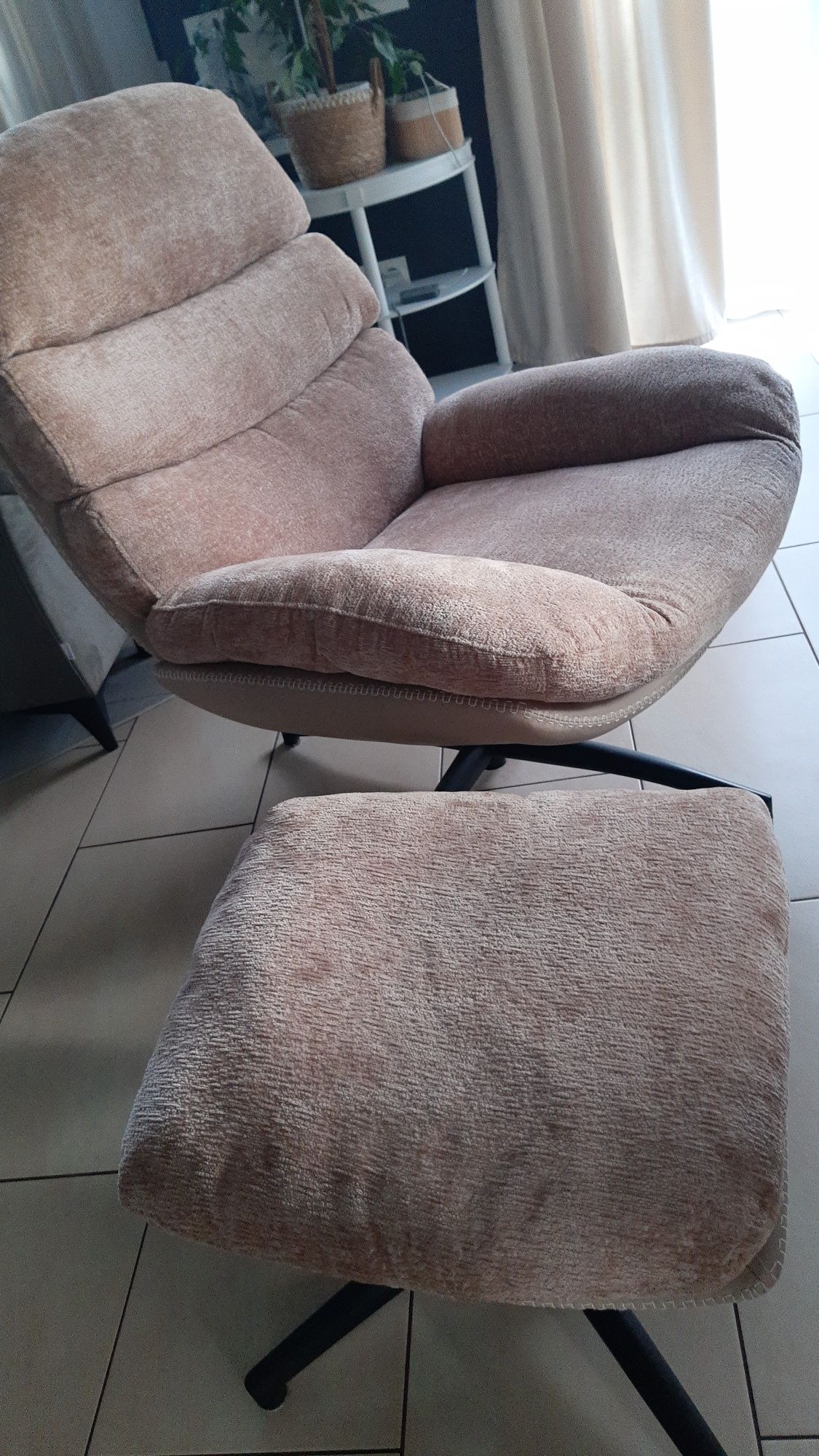 Fotel obrotowy z ,,Agaty,, z podnóżkiem