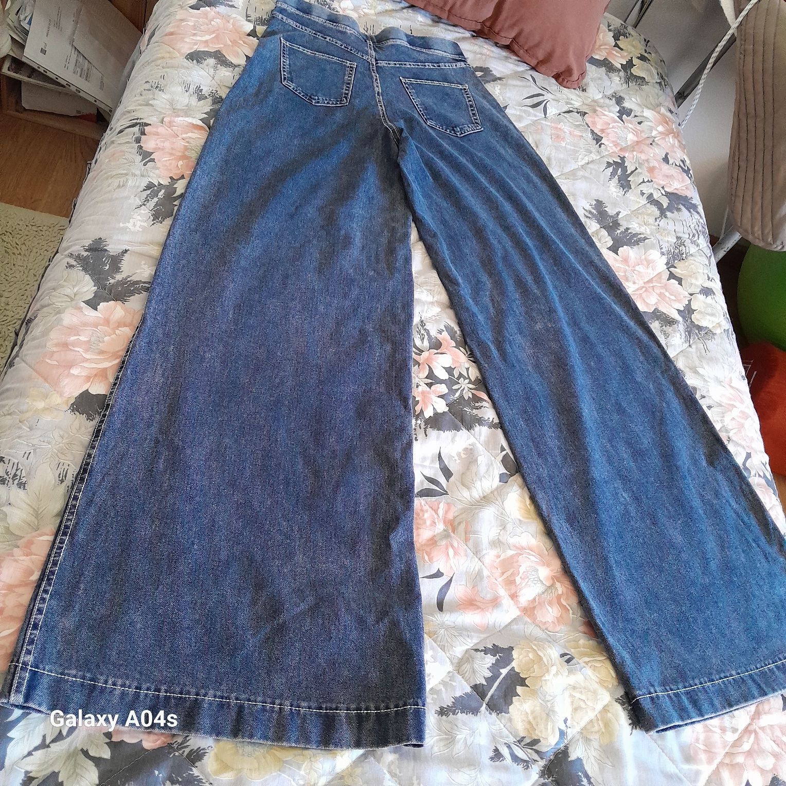 Calças de ganga da marca H & M