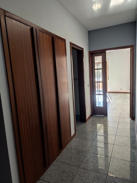 T2 com duas frentes,  terraço e garagem fechada