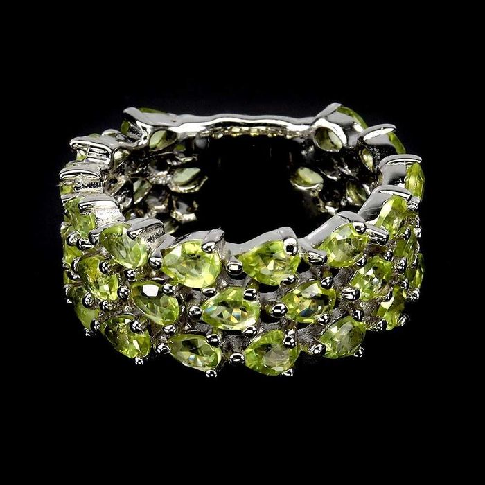 Серебряное кольцо с зеленым перидотом 3х4мм. Размер 18