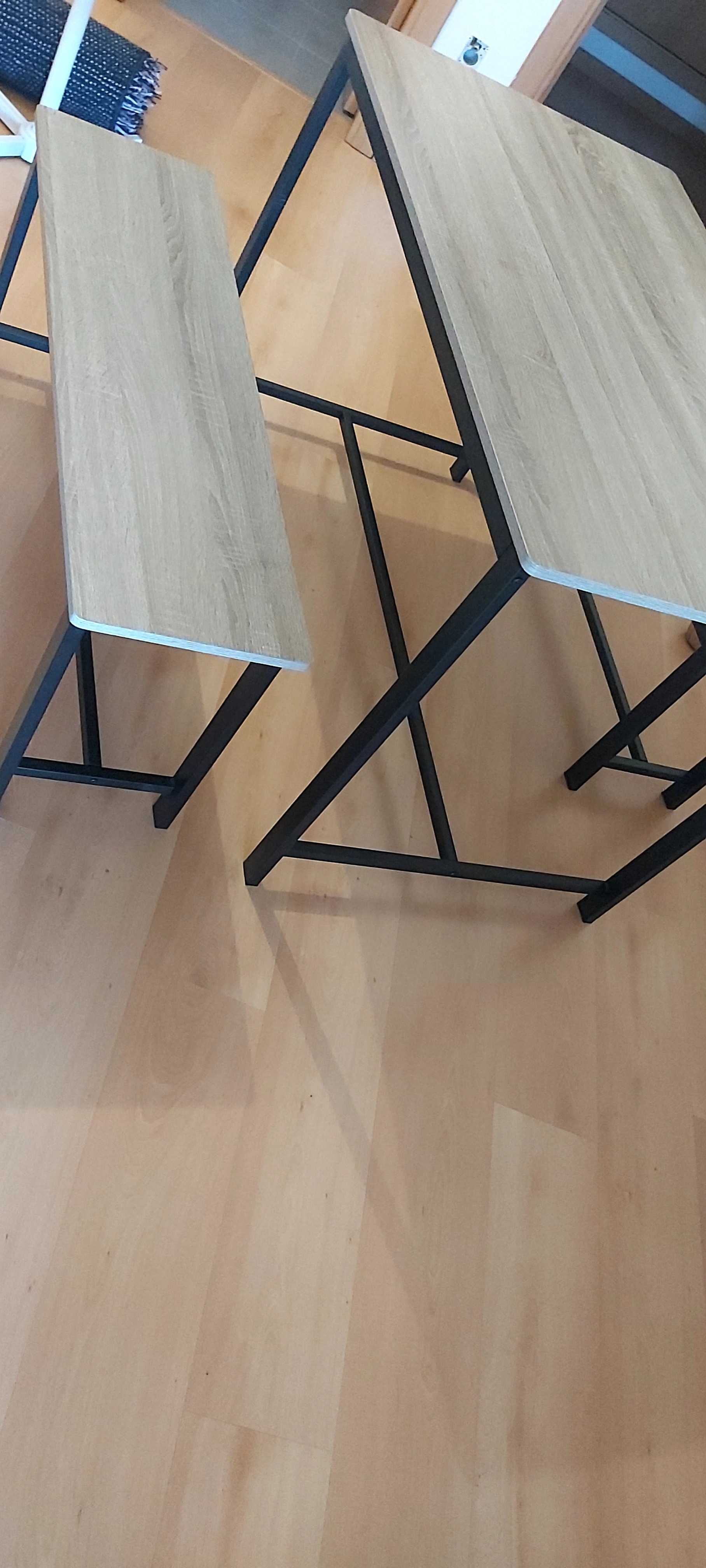 Mesa de cozinha com 2 bancos...1.20m cp e 60cm de larg, mesa está nova