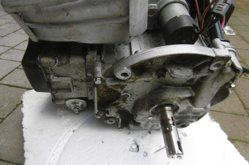 Silnik kosiarki spalinowej B&S/na części/.