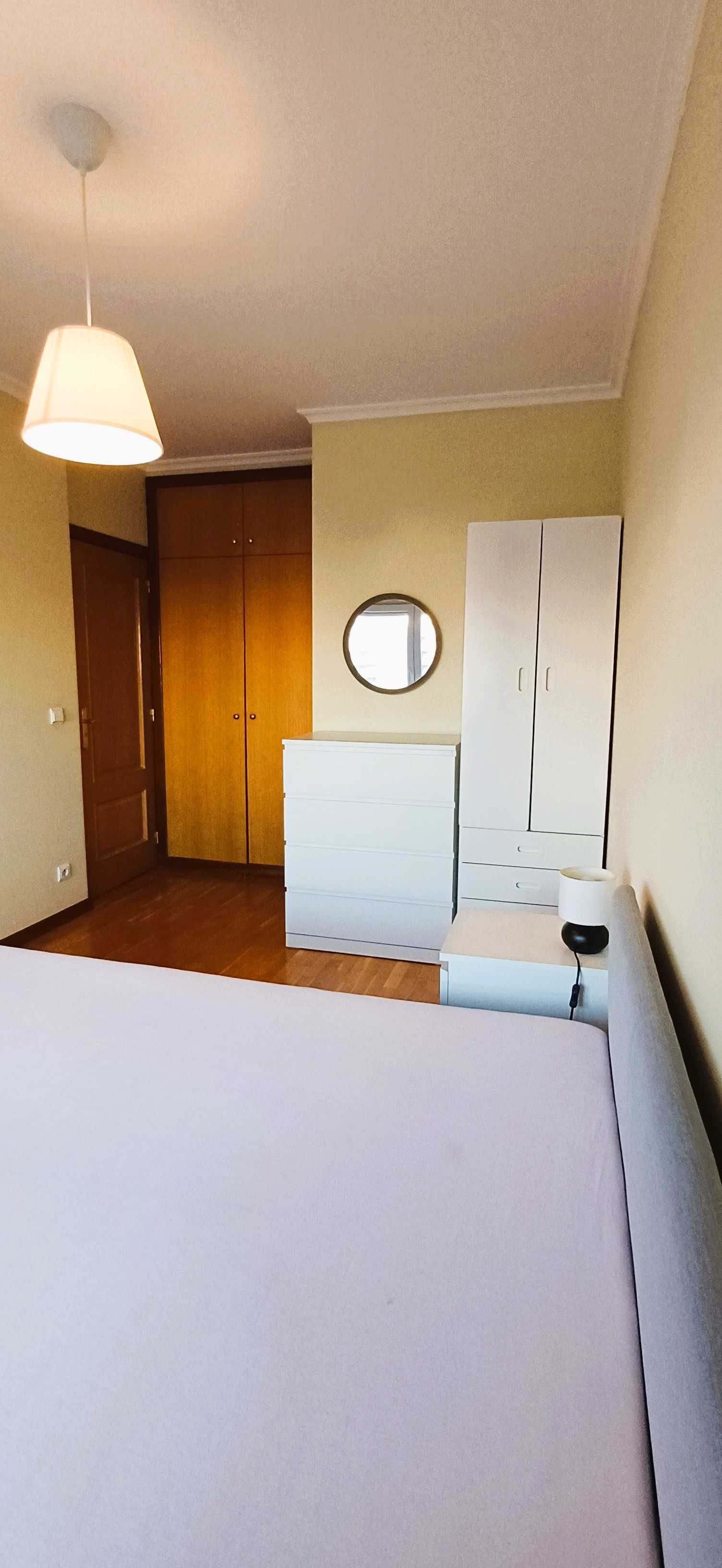 Excelente T2 c/ 90m2, mobilado e equipado. Varanda com vistas amplas!
