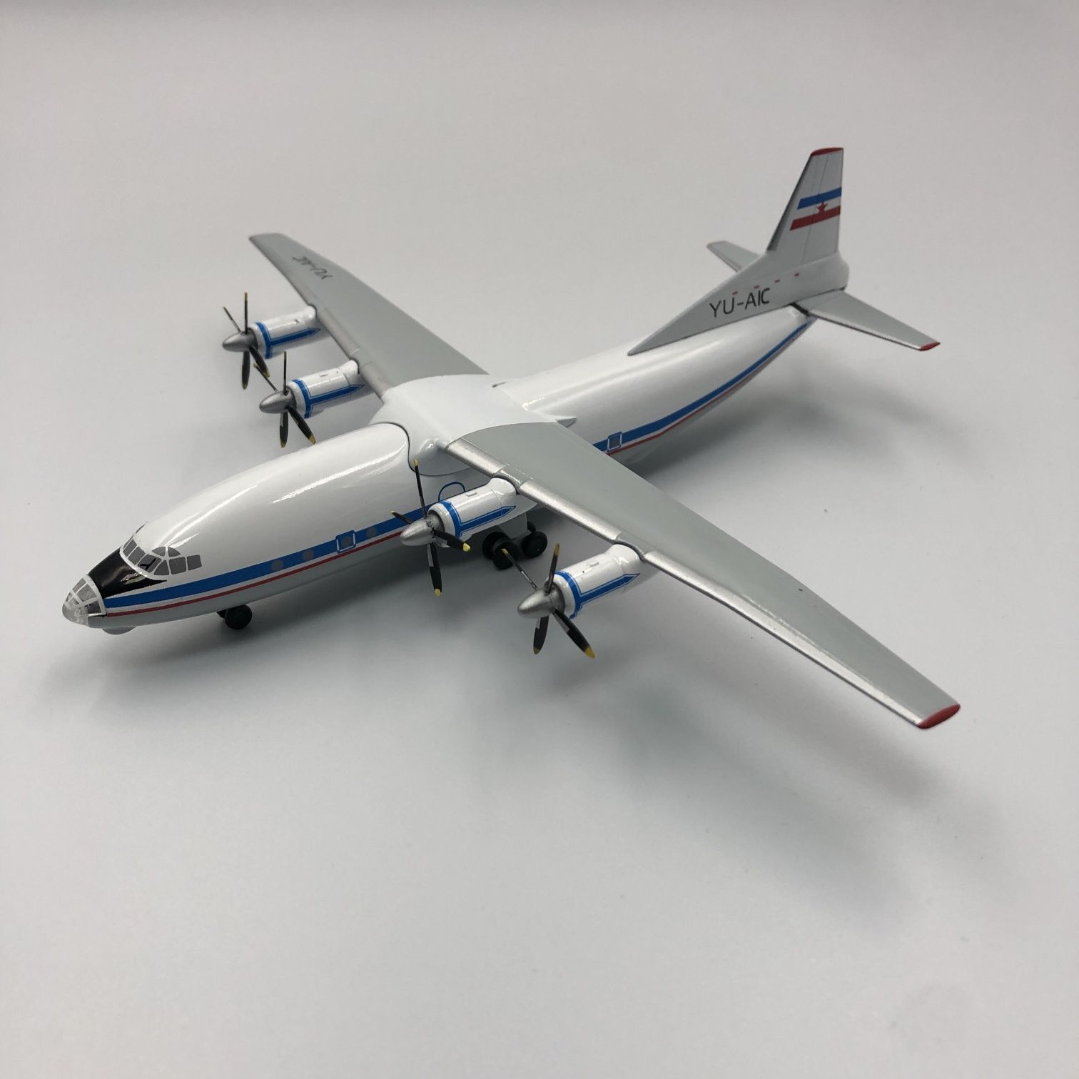 Коллекционная модель самолета Ан-12 масштаб 1:200 (19 см) Херпа