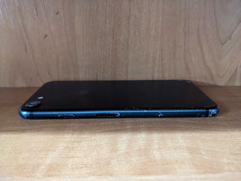 Смартфон Apple iPhone 7 A1778 32GB с кабелем зарядки