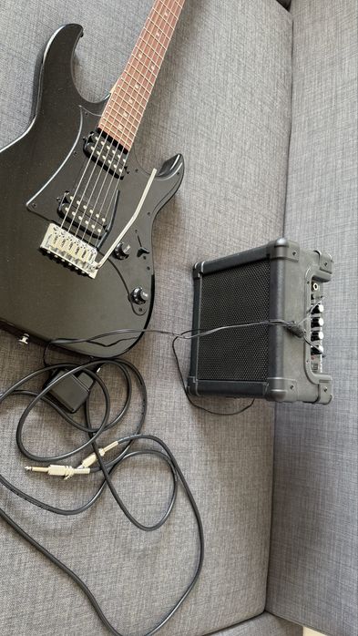 Guitarra Ibanez com amplificador