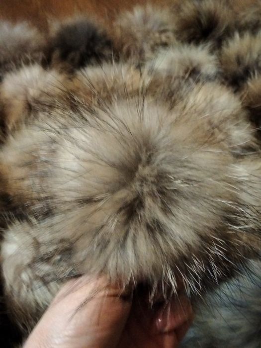 Помпони з хутра єноту песця