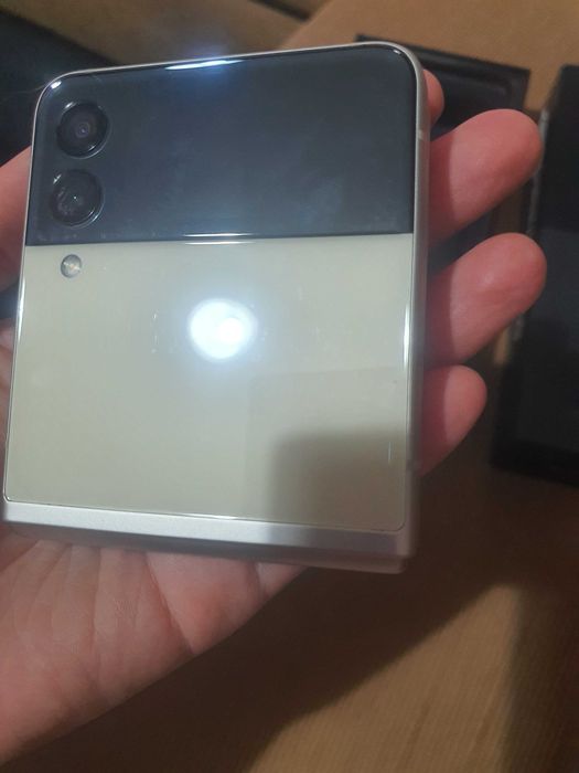 Samsung Galaxy Z Flip 3/5G com ecrã partido