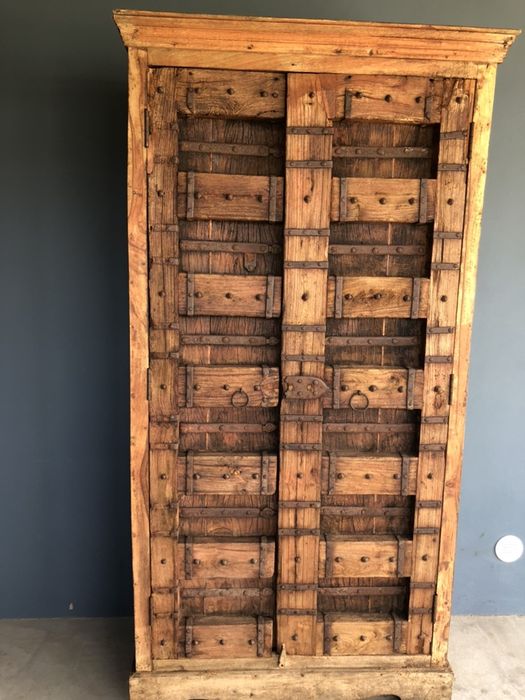 Zabytkowa stara zabytkowa recznie rzezbiona szafa