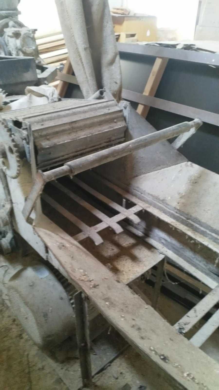 Продам зерноподрібнювач ДКУ