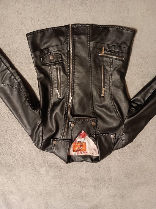 Кожанка чорного кольору