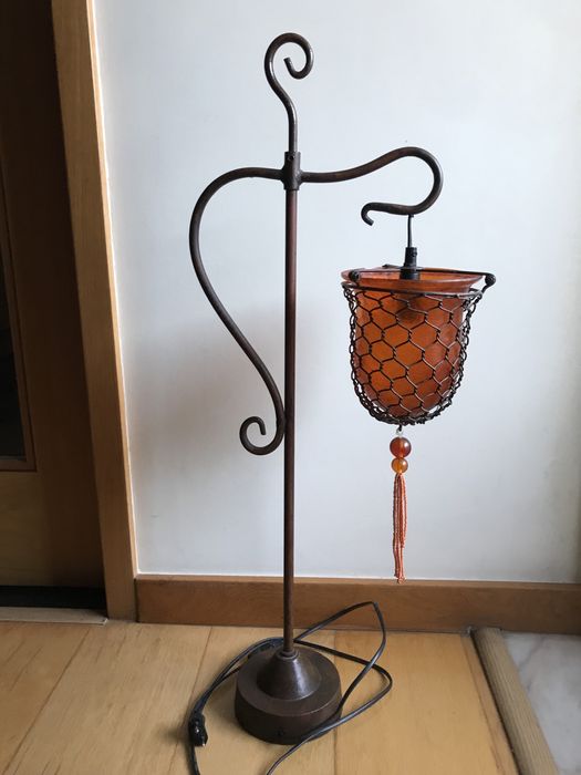 Candeeiro de pé (em metal)