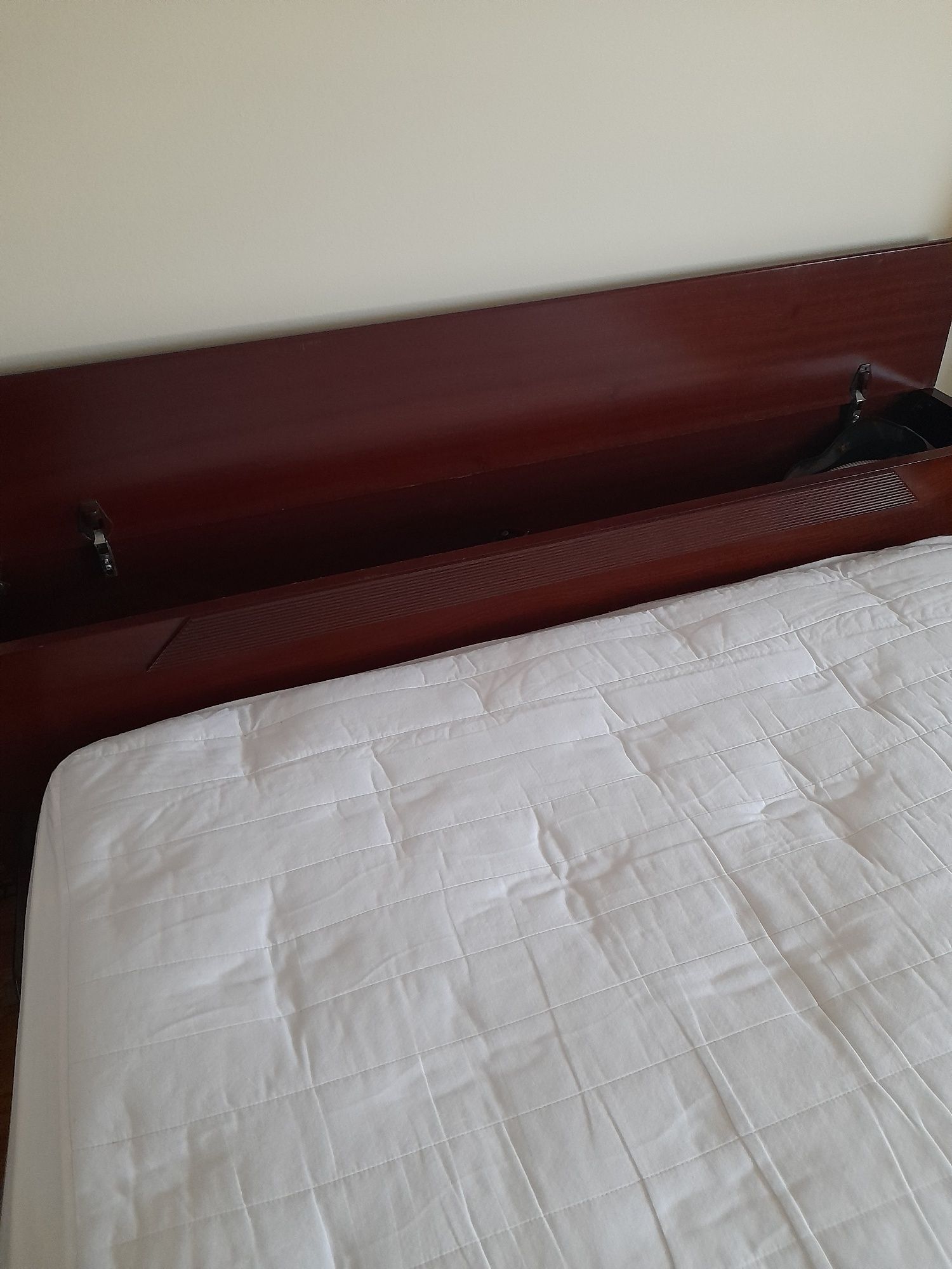 Cama de casal em mogno c/ estrado e duas mesas de cabeceira 1,40X190cm