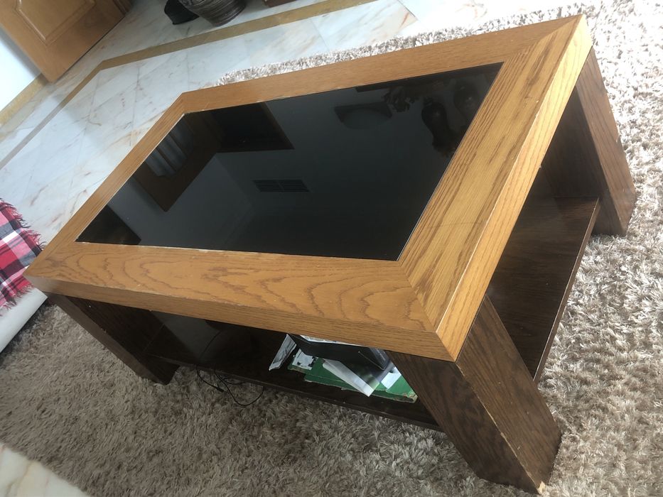 Mesa de café em madeira e vidro