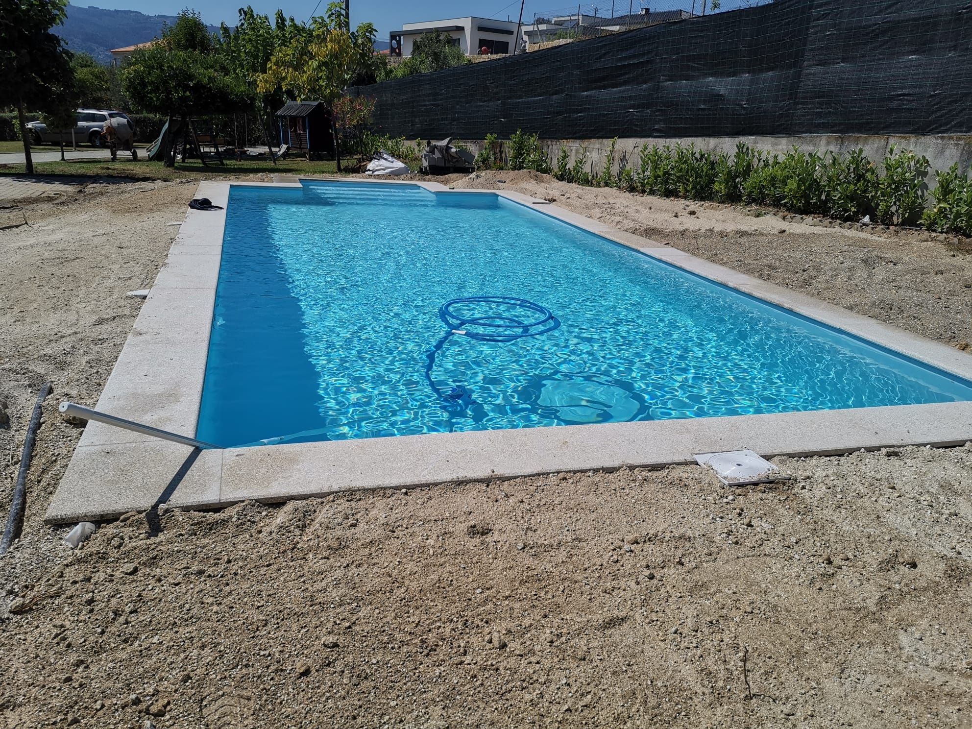 Construção de piscinas em bloco ou fibra