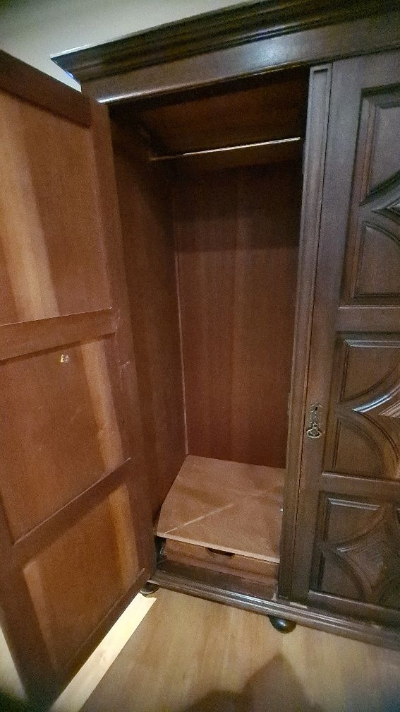 Guarda fatos de quarto