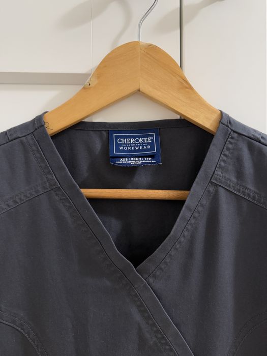 Szara bluza medyczna z dekoltem w serek Cherokee workwear XS/S