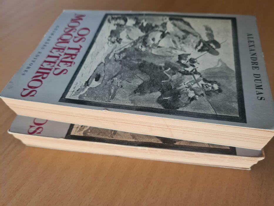 2 livros "Os Três Mosqueteiros" de Alexandre Dumas