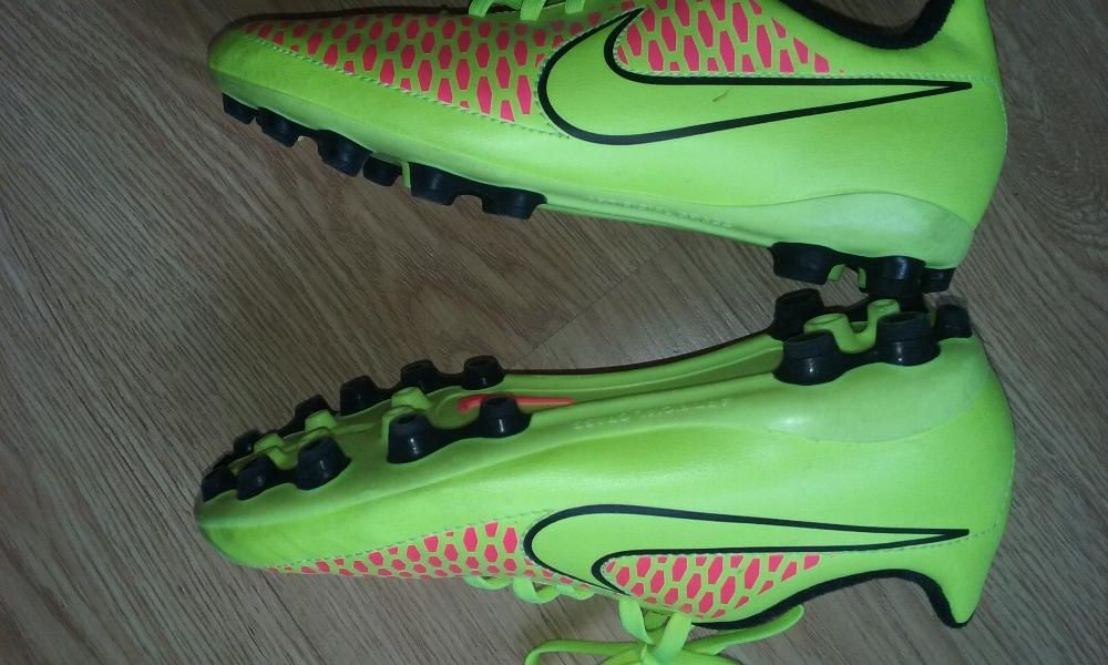 Chuteiras Nike novas