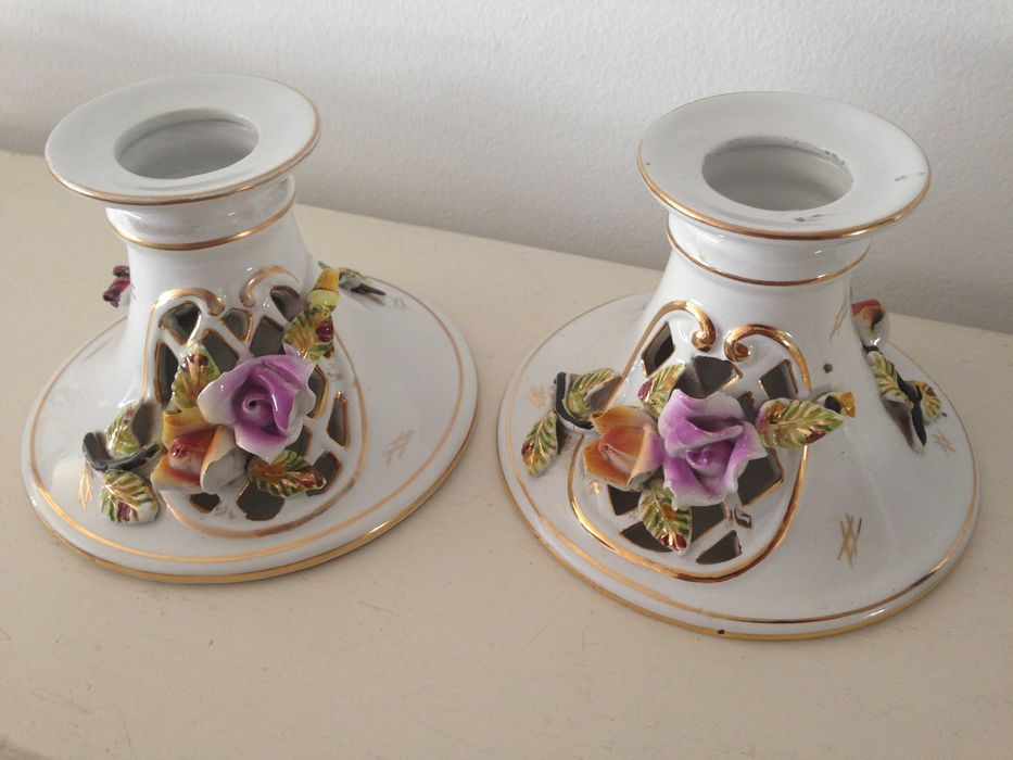 Par de jarras e par de castiçais, em porcelana floral, década 1960.