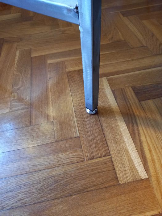 Vendo secretária com iluminação  para trabalhos de arquitectura