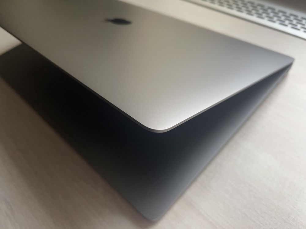 Apple Macbook Pro Retina 16inch i7 16 512 space