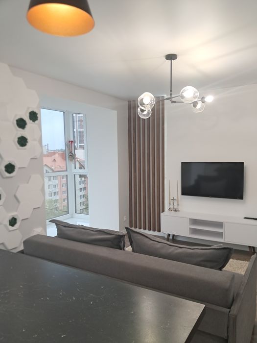 Продається  велика 1 кім.студія  р-н Новий  світсвіт