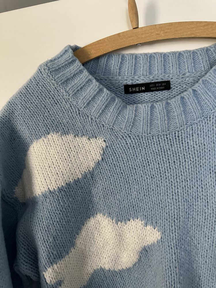 Niebieski sweter w chmury S chmurki sweterek crop