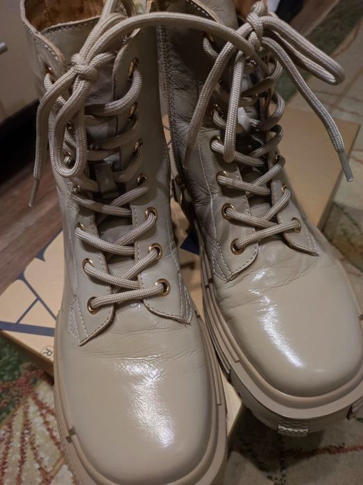 Жіночі або підліткові черевики